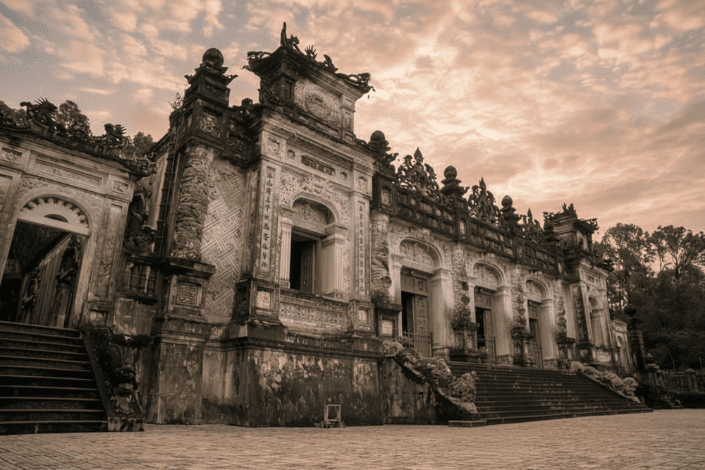 Du khách có thể đặt tour để kết hợp tham quan lăng Khải Định cùng nhiều điểm thú vị khác